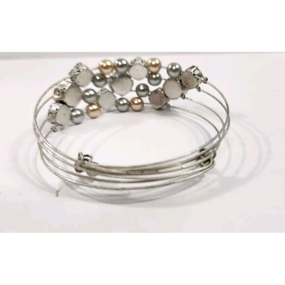 2010 Avon Sparkling Floral Cuff Bracelet Silver Tone Faux Pearls Rhinestones NEW - Picture 3 of 9